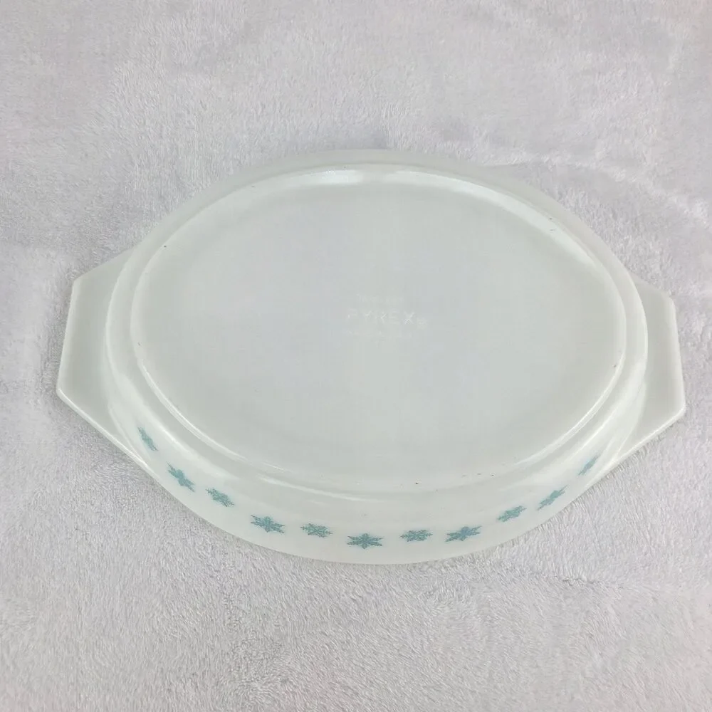 Vintage Pyrex 063 1.5 Qt Oval Divided Casserole Dish w/ Lid & Handles Snowflake